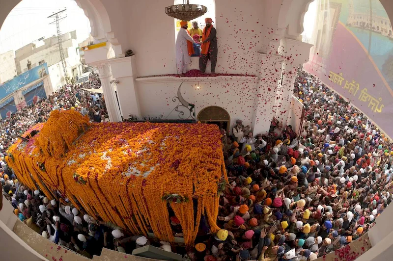 Hundreds of Sikh pilgrims attend a religious ceremony at Nankana Sahib, Lahore, Punjab, Pakistan, to celebrate the 552nd birth anniversary of Baba Guru Nanak Dev