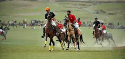 Thrilling polo match between rival teams from Chitral and Gilgit at the world’s highest polo ground on Shandur Pass, showcasing Pakistan’s traditional sport amid stunning mountain vistas.